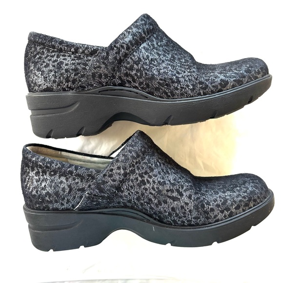 NWT Align Indya Black Silver Leopard Print Clogs Nurse SZ 7.5 - Picture 4 of 14